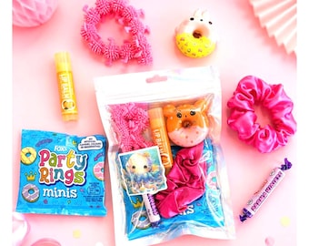 Bolsa de fiesta para niñas con bálsamo labial, coletero, juguete antiestrés, pulsera y dulces.