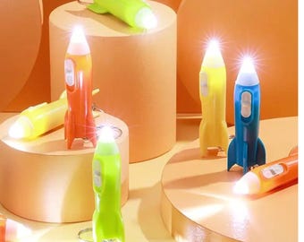Llavero con mini linterna LED de cohete: recuerdos para fiestas espaciales ** EL PEDIDO MÍNIMO es de 6 cohetes **