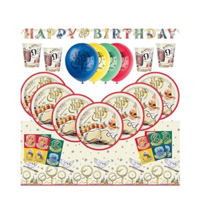 Op de afbeelding: Een Harry Potter-thema feestbenodigdhedenset met een banner met de tekst "Happy Birthday", borden, bekers, ballonnen en een tafelkleed. De borden en bekers hebben een Hogwarts-boek, een tovenaarshoed en een bril. De ballonnen zijn rood, groen en geel. Het tafelkleed heeft een witte achtergrond met sterren en een rand van gouden snitchs en toverstokken.