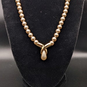 Vintage NAPIER 8mm Faux Pearl NECKLACE Tear Drop Dangle Gold Tone 1980&#39;s    B4