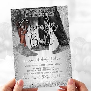 Könnte beinhalten: Eine silberne Glitzer-Einladung zu einem 25. Geburtstag. Die Einladung zeigt eine Silhouette eines Paares, das Sneakers trägt, und den Text "Sneaker Ball" in Schwarz. Die Einladung ist für eine Party zu Ehren von Melody Jackson, die am Samstag, den 18. August 2075 um 19:00 Uhr im Waverly Country Club, 234 Willow Drive, Grapevine, TX 45678, stattfindet. Die Einladung bittet um eine Antwort bis zum 10. August an Lauren unter 123-456-7890. Die Kleiderordnung ist semi-formal und Sneakers.