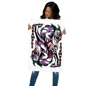 Puede incluir: Un póster con una ilustración estilizada de Krampus, una figura con cuernos y una sonrisa amenazante, en tonos morados, verdes y rojos. La palabra "Krampus" está impresa verticalmente en ambos lados de la imagen.