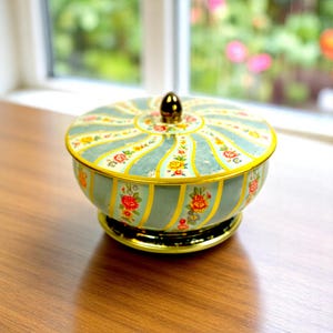 Vintage English Floral Tin Box – Round Decorative Storage Container with Lid