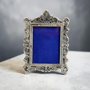 Cadre photo vintage orné de ton argent, petit porte-photo de table baroque