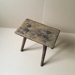 Small Italian stool made of walnut wood, beautifully crafted and well preserved - 17th century - 32x20x31 cm