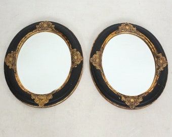 Ein Paar spät-gustavianische Spiegel, frühes 19. Jahrhundert, schwarz mit Goldornamenten.