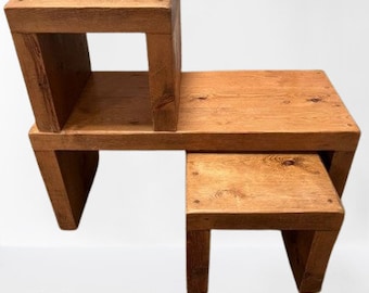 Couchtisch / Beisteltisch aus Hartholz im brutalistischen Konsolenstil mit zwei ineinanderschiebbaren Hockern/Tischen darunter.