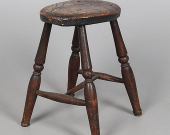 Original English four-legged stool from the 19th century made of elm with beautiful patina 43 cm high x 33 cm wide x 33 cm deep