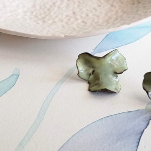 Pendientes jade de cerámica, HOJAS by Osacuca, Pieza única, joyas de ceramica, hojas jade, baño de oro, pendientes únicos, joyas cerámica