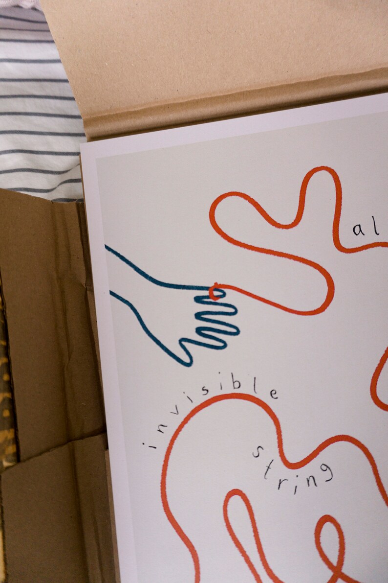 Pu&ograve; includere: Un'illustrazione disegnata a mano di una mano collegata a uno spago rosso che dice "invisible string" e continua a formare un cuore. Lo spago dice anche "all" e "string".