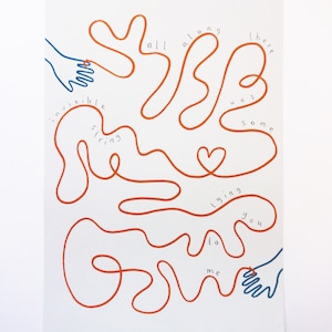 Pu&ograve; includere: Una linea arancione disegnata come un loop continuo con le parole "all along there was some invisible string tying you to me" scritte intorno.