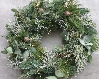 VORBESTELLUNG - Frisch gebundener Adventskranz – Dein hochwertiger Kranz für die Weihnachtszeit mit Eukalyptus, Calocephalus & Schleierkraut