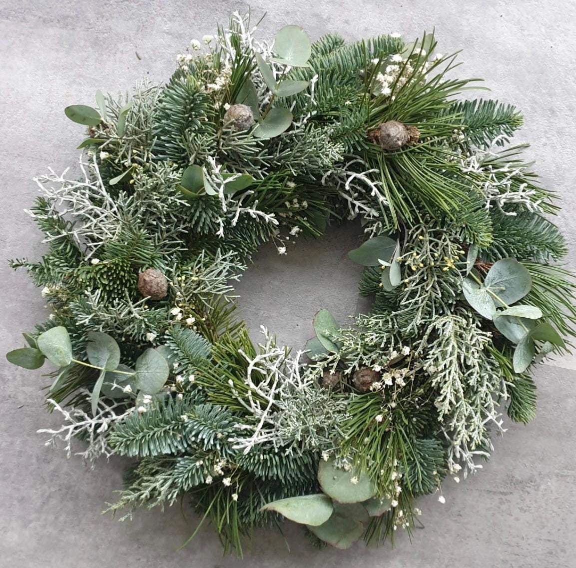 VORBESTELLUNG - Frisch gebundener Adventskranz – Dein hochwertiger Kranz für die Weihnachtszeit mit Eukalyptus, Calocephalus & Schleierkraut