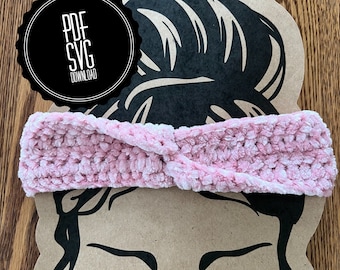 Puede incluir: Una diadema de crochet rosa y blanca con un diseño anudado. La diadema se muestra en un recorte de papel marrón de la cara de una mujer con los ojos cerrados.