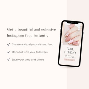 Puede incluir: La pantalla de un tel&eacute;fono inteligente muestra un gr&aacute;fico para un sal&oacute;n de manicura. El gr&aacute;fico presenta una imagen de primer plano de una mano con esmalte de u&ntilde;as rosa y blanco, purpurina dorada y una u&ntilde;a blanca de acento. El texto en la pantalla dice "NAIL STUDIO" y "We make your nails with love". Hay un bot&oacute;n que dice "BOOK NOW".