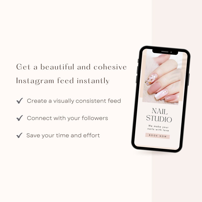 Puede incluir: La pantalla de un tel&eacute;fono inteligente muestra un gr&aacute;fico para un sal&oacute;n de manicura. El gr&aacute;fico presenta una imagen de primer plano de una mano con esmalte de u&ntilde;as rosa y blanco, purpurina dorada y una u&ntilde;a blanca de acento. El texto en la pantalla dice "NAIL STUDIO" y "We make your nails with love". Hay un bot&oacute;n que dice "BOOK NOW".