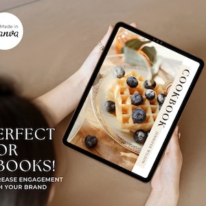 Puede incluir: Una tableta digital que muestra la portada de un libro de cocina con una foto de gofres cubiertos con ar&aacute;ndanos y miel. El texto de la portada dice "COOKBOOK JENNIFER WILSON".