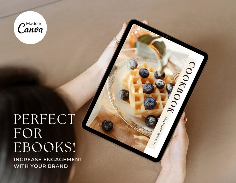 Puede incluir: Una tableta digital que muestra la portada de un libro de cocina con una foto de gofres cubiertos con ar&aacute;ndanos y miel. El texto de la portada dice "COOKBOOK JENNIFER WILSON".