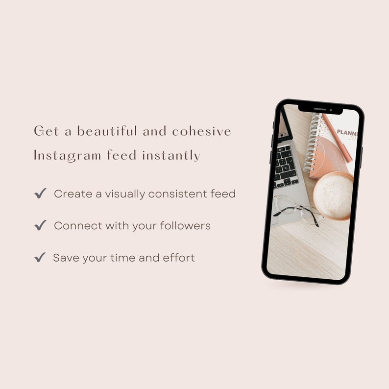 Op de afbeelding: Het scherm van een smartphone toont een foto van een laptop, een notitieboek, een kop koffie en een bril op een houten tafel. De tekst op het scherm luidt "Krijg een mooie en samenhangende Instagram-feed direct" en somt drie voordelen op: "Maak een visueel consistente feed", "Maak contact met je volgers" en "Bespaar tijd en moeite".