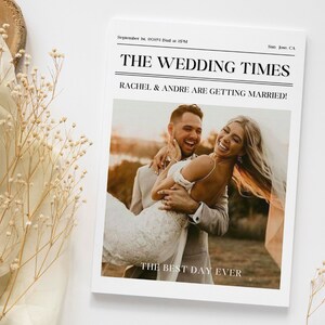 Może przedstawiać: Ogłoszenie ślubne w stylu gazety z fotografią uśmiechniętej pary i tekstem "THE WEDDING TIMES" oraz "RACHEL & ANDRE ARE GETTING MARRIED!" w czarnym kolorze na białym tle.
