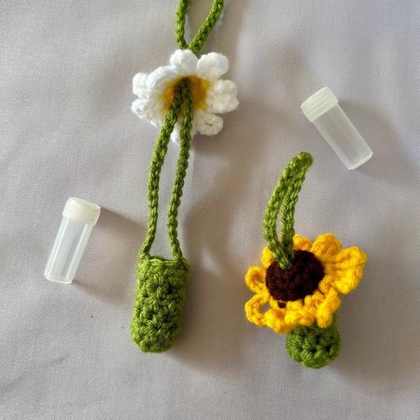 Girasol y margarita de ganchillo - Bolsas de alijo secreto de flores con mini frasco de plástico con tapa superior abatible - Collar o llavero - Contenedor de píldoras/alijo