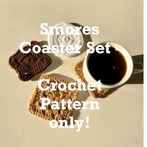 以下が含まれることがあります： スモアをイメージした、4つのコースターのセットのクロシェパターンです。コースターは茶色、白、ベージュです。テキスト「Smores Coaster Set - Crochet Pattern only!」は、薄いベージュの背景に白で書かれています。