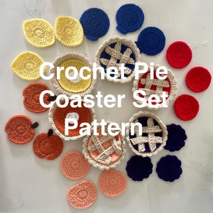 Puede incluir: Un conjunto de posavasos de crochet con forma de tarta y fruta en varios colores, incluyendo rojo, amarillo, azul y naranja. Los posavasos están dispuestos en círculo con el texto "Crochet Pie Coaster Set Pattern" en el centro.