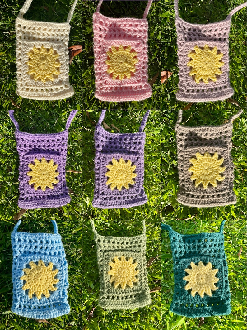 Op de afbeelding: Negen gehaakte tassen met een zonnebloemdessin. De tassen zijn in verschillende kleuren verkrijgbaar, waaronder cr&egrave;me, roze, paars, lichtblauw, groen en turquoise. Elke tas heeft een band en een klein vakje met een gehaakte zonnebloem.