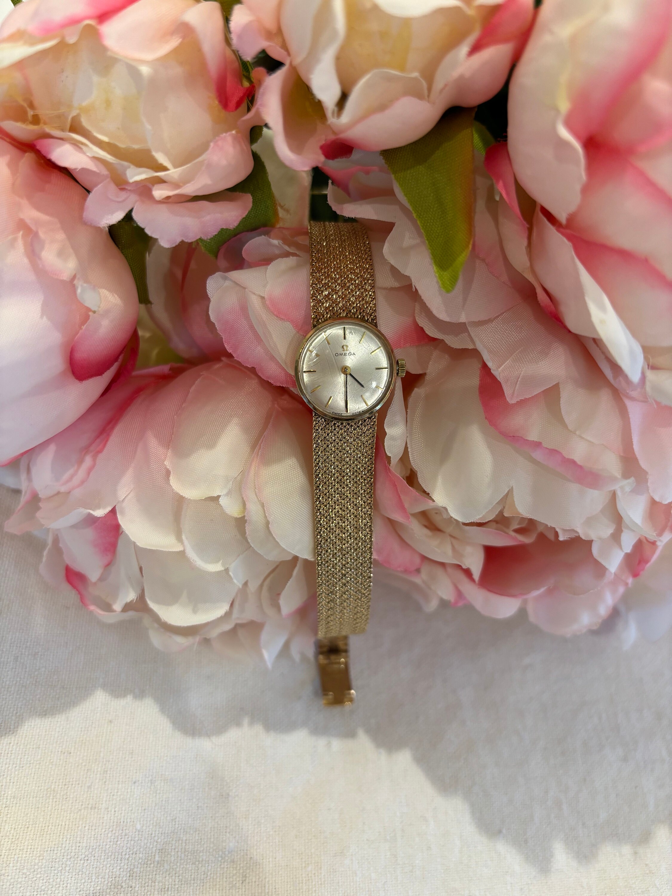 Vintage Solid Yellow Gold Ladies Omega Watch (era: 1968  display picture 1