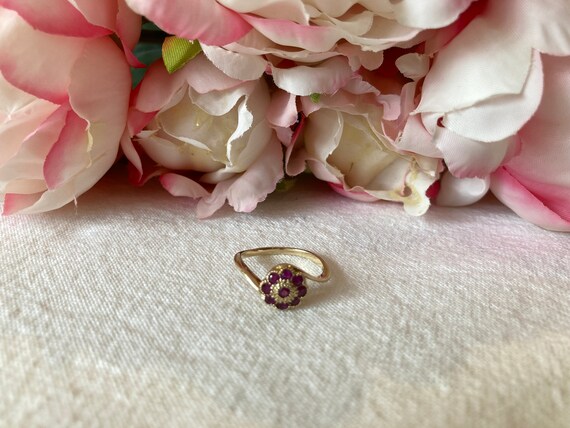 Vintage Ruby Cluster Gold Ring - image 3