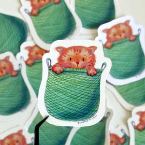 Ginger in a Korb Sticker - niedliche Katze, die Kuckuck spielt für Katzenliebhaber