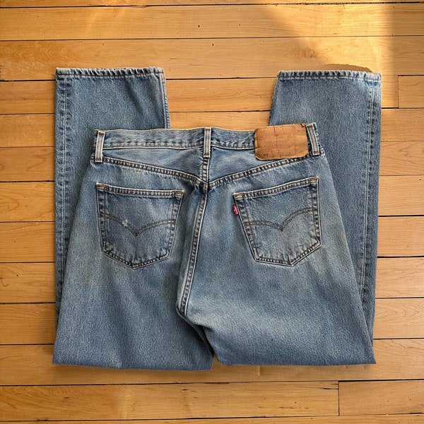 2000 Levi’s 501 medium wash denim / size 34x29