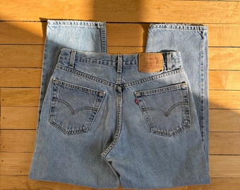 Levi’s 550 medium wash denim / 2000s / size 34x28