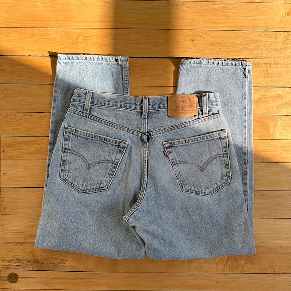 Levi’s 550 medium wash denim / 2000s / size 34x28