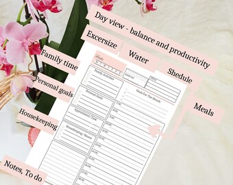 Puede incluir: Un planificador diario imprimible con secciones para tiempo familiar, objetivos personales, tareas domésticas, notas, tareas pendientes, ejercicio, agua, horario y comidas. El planificador tiene un esquema de color rosa y blanco e incluye una sección para objetivos del mes.