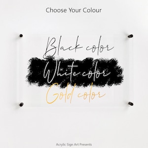 K&ouml;nnte beinhalten: Klares Acrylschild mit den Farboptionen Schwarz, Wei&szlig; und Gold. Das Schild tr&auml;gt oben den Text "Choose Your Colour" und "Black color", "White color" und "Gold color" in handschriftlichem Stil. Das Schild ist mit vier schwarzen Schrauben befestigt.