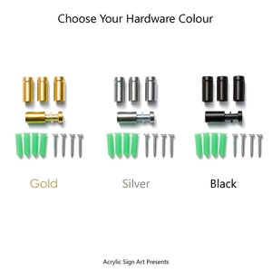 K&ouml;nnte beinhalten: Bild mit Hardware-Optionen f&uuml;r Acrylschildkunst. Die Optionen umfassen goldene, silberne und schwarze Hardware. Jedes Set enth&auml;lt Abstandshalter, Schrauben und D&uuml;bel. Der Text oben lautet "W&auml;hlen Sie Ihre Hardware-Farbe".