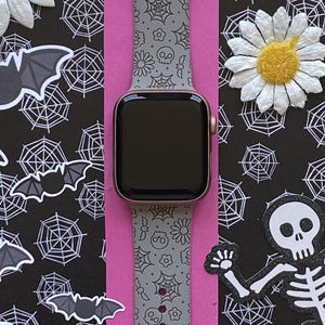 Skulls and Webs Halloween Watch Band 38mm 40mm 41mm 42mm 44mm 45mm S/M M/L Series 1,2,3,4,5,6,7,8,9 Silicone Engraved Watchband Replacement