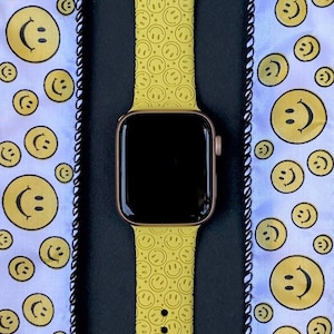 Smiley Watch Band 38mm 40mm 41mm 42mm 44mm 45mm S/M M/L Series 1,2,3,4,5,6,7,8,9 Silicone Engraved Yellow Retro Watchband Replacement