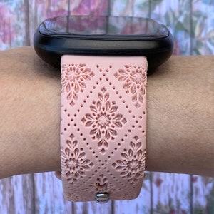 Puede incluir: Una correa de reloj de silicona rosa con un patr&oacute;n floral. La correa est&aacute; dise&ntilde;ada para un reloj inteligente y tiene un cierre de metal.