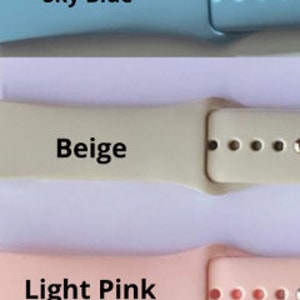 Puede incluir: Tres correas de reloj de silicona en azul cielo, beige y rosa claro. Las correas est&aacute;n dise&ntilde;adas para relojes inteligentes y tienen un cierre de hebilla.