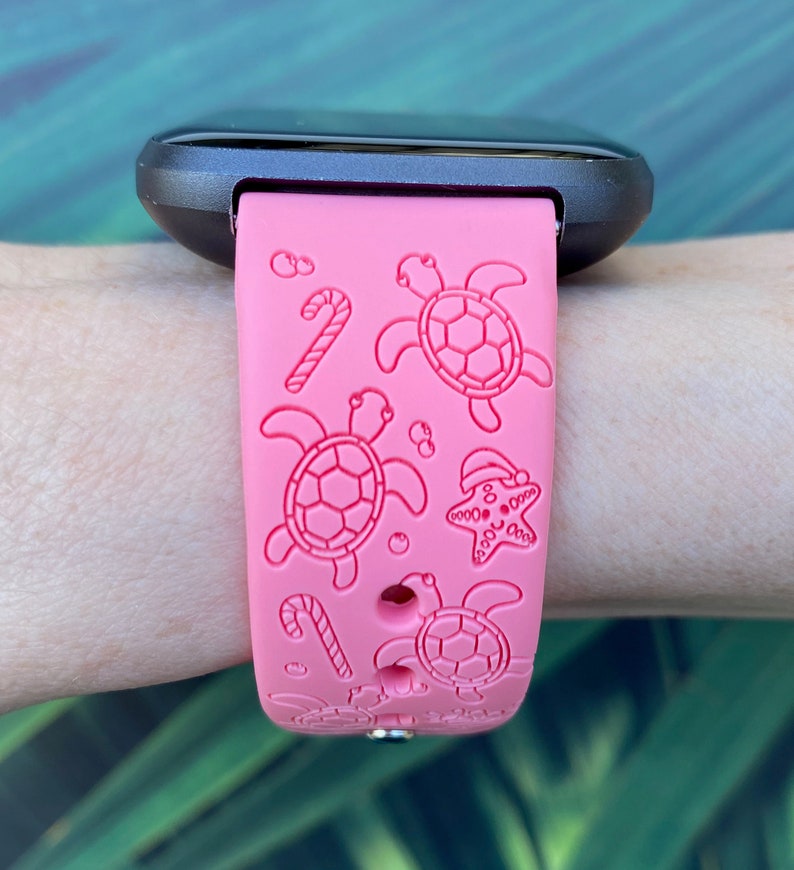 Christmas Turtles Fitbit Versa 1/Versa 2/Versa Lite S/L Silicone Engraved Holiday Watchband Replacement afbeelding 3