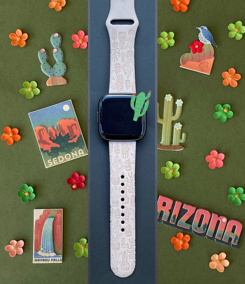 K&ouml;nnte beinhalten: Eine wei&szlig;e Apple Watch mit einem Kaktus-Armband. Das Armband hat einen hellbraunen Hintergrund mit einem sich wiederholenden Muster aus Kakteen in schwarzen Umrissen. Das Zifferblatt der Uhr ist schwarz und zeigt die Zeit an. Die Uhr ist von kleinen Papierblumen und Kaktus-Ausschnitten umgeben.