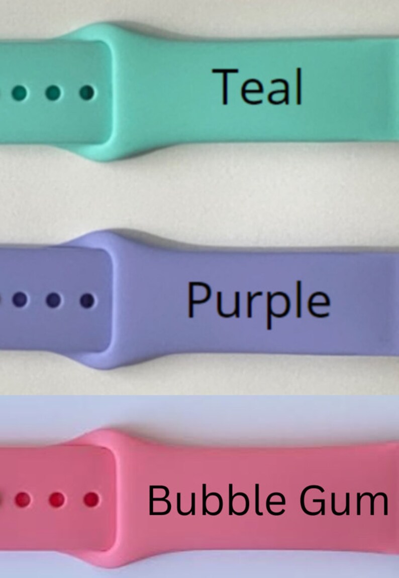Peut inclure: Trois bracelets pour Apple Watch en turquoise, violet et rose bonbon. Chaque bracelet est dot&eacute; d'une boucle de fermeture et de quatre trous pour ajuster la taille.