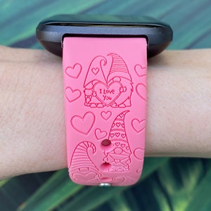 Peut inclure: Bracelet de montre en silicone rose avec un motif de couple de gnomes et le texte "I Love You". Le bracelet a un motif de c&oelig;ur et est compatible avec les montres intelligentes.