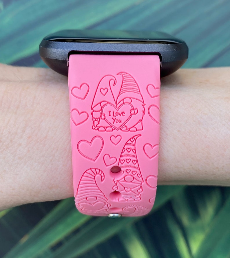 Peut inclure: Bracelet de montre en silicone rose avec un motif de couple de gnomes et le texte "I Love You". Le bracelet a un motif de c&oelig;ur et est compatible avec les montres intelligentes.