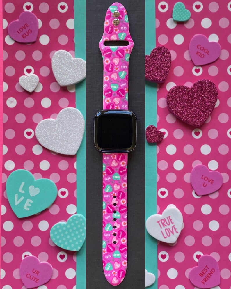 Puede incluir: Una banda de reloj Apple de color rosa y blanco con corazones y las palabras "Love", "Sweet", "Cute" y "Angel".