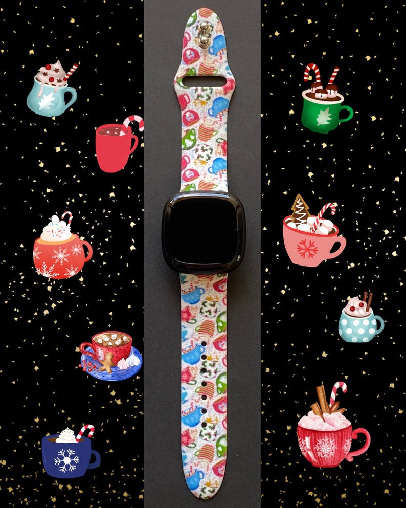Puede incluir: Una banda de reloj Apple blanca con un dise&ntilde;o festivo que presenta varias tazas de chocolate caliente con malvaviscos, bastones de caramelo y crema batida. La banda est&aacute; hecha de silicona y tiene una esfera de reloj negra.