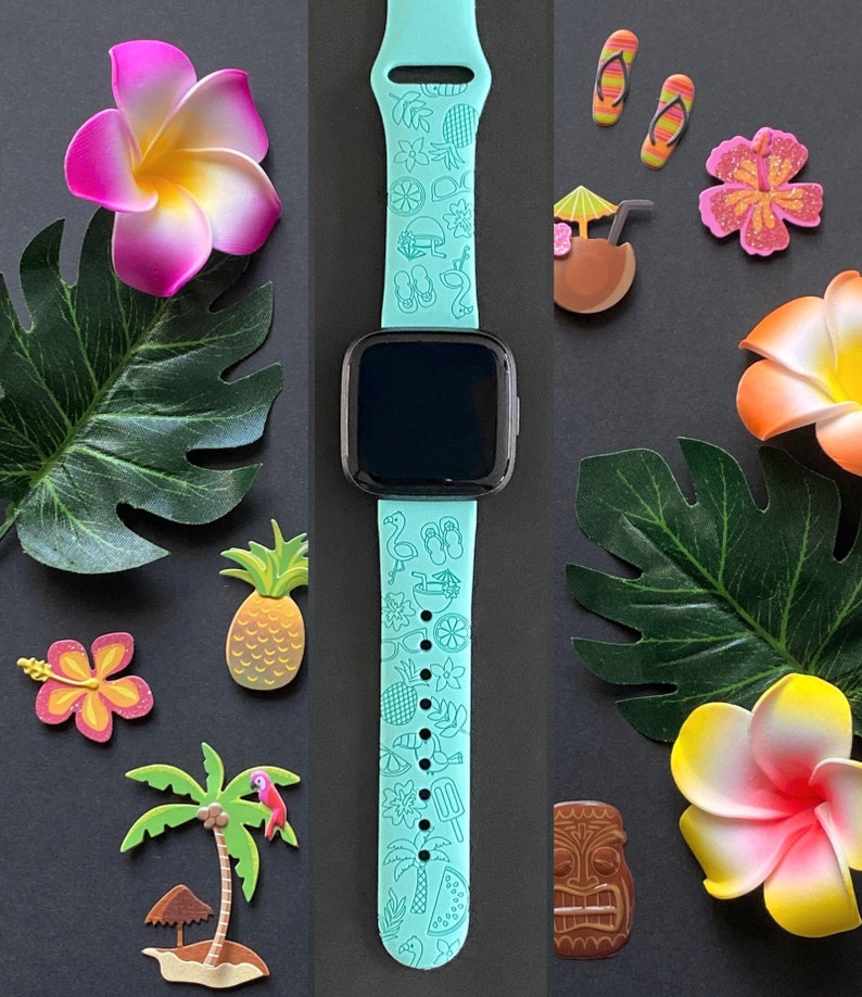 Może przedstawiać: Turkusowy pasek do Apple Watch z tropikalnym nadrukiem przedstawiającym palmy, ananasy, flamingi i klapki. Pasek znajduje się na czarnym tle z r&oacute;żnymi tropikalnymi ozdobami.