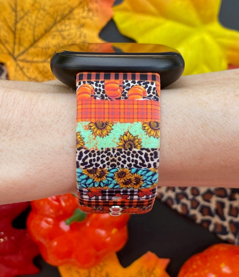 Pode incluir: Uma pulseira de rel&oacute;gio colorida com um padr&atilde;o de ab&oacute;boras, girass&oacute;is, xadrez e estampa de leopardo. A pulseira &eacute; feita de silicone e &eacute; compat&iacute;vel com Apple Watch.